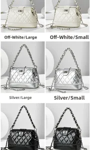 Sacs cabas matelassés en noir, argent et blanc cassé avec chaînes et fermoirs en métal