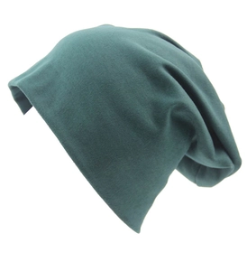 Dettaglio del berretto in maglia di cotone verde scuro con cuciture di alta qualità