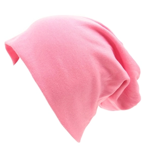 Dettaglio ravvicinato di un berretto in maglia rosa con texture in cotone e tessuto elastico