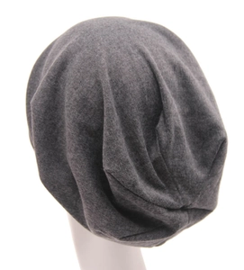 Dettaglio del berretto in maglia grigio scuro con trama morbida e design a strati