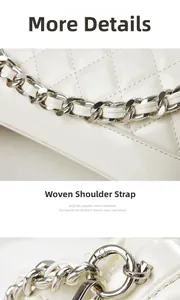 Détail de la bandoulière en chaîne tressée et de la texture matelassée blanche du sac