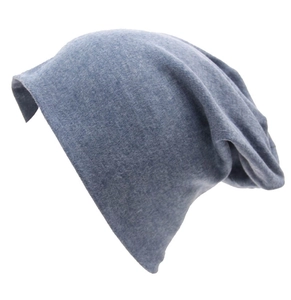 Dettaglio della trama di un berretto in maglia grigio-blu in morbido misto cotone premium
