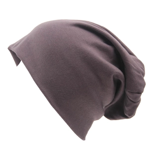 Primo piano di un berretto slouchy grigio con una comoda texture in cotone a maglia