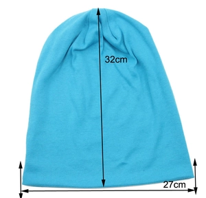 Berretto in maglia blu con dimensioni: altezza 32 cm e larghezza 27 cm