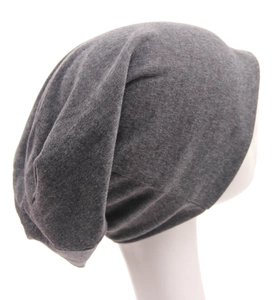 Texture dettagliata del berretto in maglia grigio scuro melange per uomo e donna