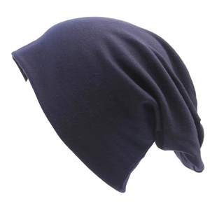 Dettaglio del berretto in maglia blu scuro realizzato in morbido cotone traspirante