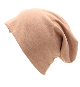Dettaglio della morbida trama a maglia e delle cuciture sul berretto slouchy caffè chiaro