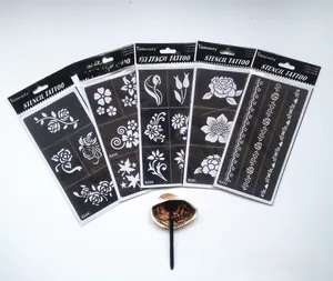 Détail du lot de cinq pochoirs de tatouage avec motifs de roses et fleurs de lotus