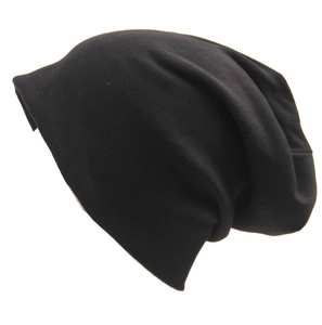 Dettaglio del berretto slouchy in cotone nero con trama in maglia e pieghe morbide