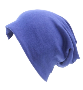 Dettaglio della trama in cotone a maglia blu scuro di questo berretto stile street