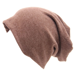 Dettaglio del cappello in maglia marrone ruggine con trama morbida e design slouchy
