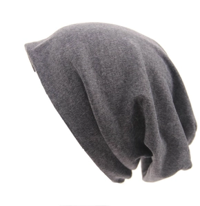 Dettaglio del morbido berretto in maglia grigio scuro stile slouchy per autunno inverno