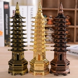 Dettaglio di tre statue di pagoda Wenchang in metallo con design cavo a nove livelli