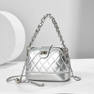 Sac à main argenté matelassé avec poignée en chaîne et bandoulière minimaliste