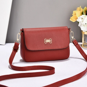 Sac à bandoulière rouge à motif litchi avec une boucle papillon dorée chic