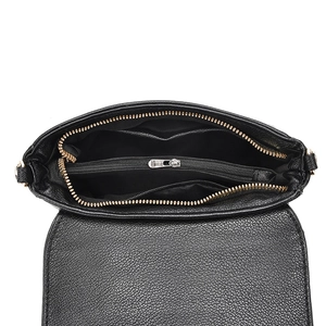 Détail du sac en cuir grainé noir montrant les poches intérieures et la fermeture éclair
