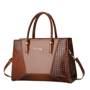 Sac à main marron foncé en cuir verni gaufré croco avec doubles anses et logo