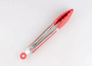 Détail de la pince de cuisine 12 pouces en inox avec embouts silicone rouge et verrou