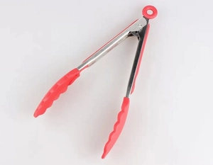 Détail des embouts en silicone rouge et du cadre en inox sur la pince de cuisine 12"