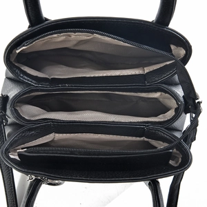 Innenansicht der schwarzen Ledertasche mit drei Fächern und strukturiertem Futterstoff