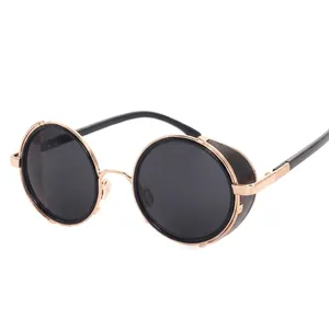 Details von Steampunk-Metall-Sonnenbrille mit Vintage-Seitenschutz und schwarzen Gläsern
