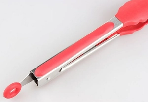 Détail de pince de cuisine 12 pouces en inox avec poignée silicone rouge et bague de blocage
