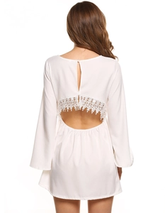 Robe courte en mousseline blanche avec manches longues évasées et dos nu en dentelle