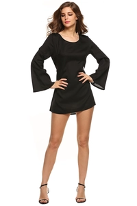 Mini robe noire élégante en mousseline avec manches cloche longues et coupe ajustée