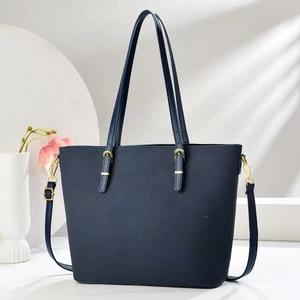 Borsa tote blu navy intrecciata da donna con finiture dorate e tracolla removibile elegante