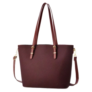 Elegante borsa tote rosso vino con trama a grana fine e dettagli in oro