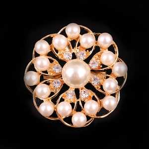 Spilla ghirlanda floreale in cristallo dorato con perle eleganti e strass brillanti