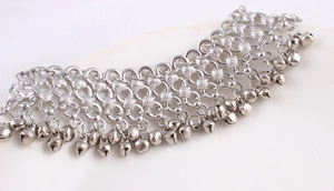 Cavigliera punk argento con catena a motivo di cuore e piccoli ciondoli a campanello