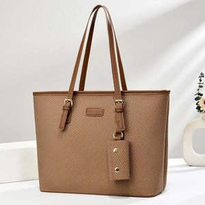 Dettaglio della borsa tote intrecciata marrone con cinturini in pelle e mini pochette
