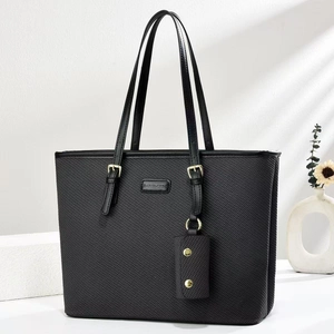 Borsa tote nera minimalista con fibbie dorate e una piccola pochette coordinata