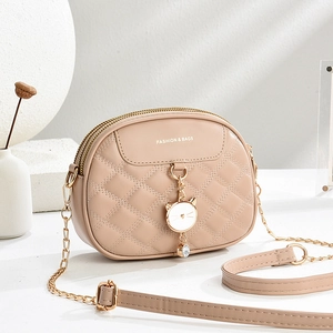 Sac bandoulière matelassé beige avec pendentif chat et chaîne dorée femme