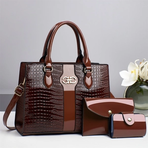 Set di 3 borse tote marrone scuro effetto coccodrillo con dettagli in oro lucido