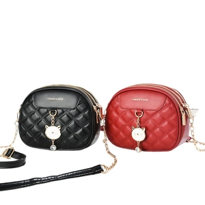 Sacs carrés en cuir matelassé noir et rouge avec breloque chat et bandoulière