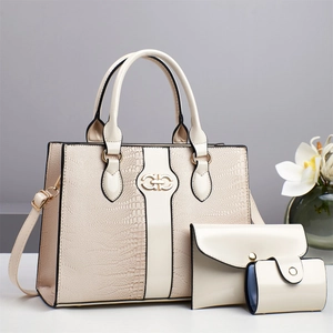 Set di tre borse tote beige con trama a coccodrillo e dettagli in metallo oro