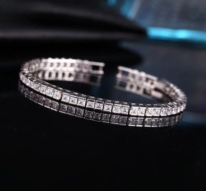 Détail du bracelet tennis en argent avec pierres de zircone cubique AAA carrées