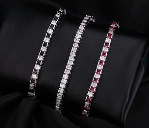 Détail de bracelets tennis avec pierres précieuses carrées sur support en argent poli