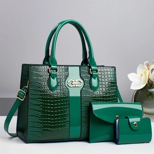 Dettaglio set borse a mano coccodrillo con pochette e porta carte in verde scuro