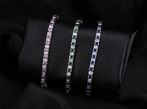 Vue détaillée de bracelets tennis avec zircons carrés violets, verts et bleus