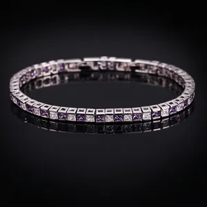 Détail macro du bracelet plaqué argent avec zircons carrés violets et blancs