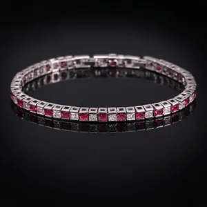 Détail d'un bracelet tennis argenté avec zircons cubiques carrés rouges et blancs