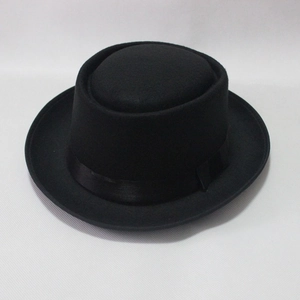 Dettaglio di un cappello in lana nera con nastro in raso tono su tono di classe