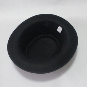 Dettaglio dell'interno del cappello di lana nero con fascia parasudore ed etichetta
