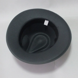 Dettaglio dell'interno di un cappello jazz con etichetta 65% poliestere e 35% cotone