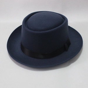Vista dettagliata di un cappello jazz in feltro di lana blu navy con nastro nero.