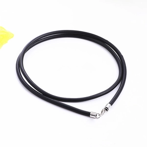 Collier minimaliste en cordon de caoutchouc noir avec fermoir mousqueton en argent S925