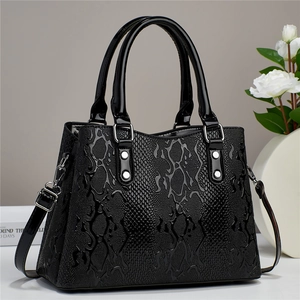 Modische schwarze Handtasche aus Kunstleder mit Schlangenmuster und silbernen Metallbeschlägen